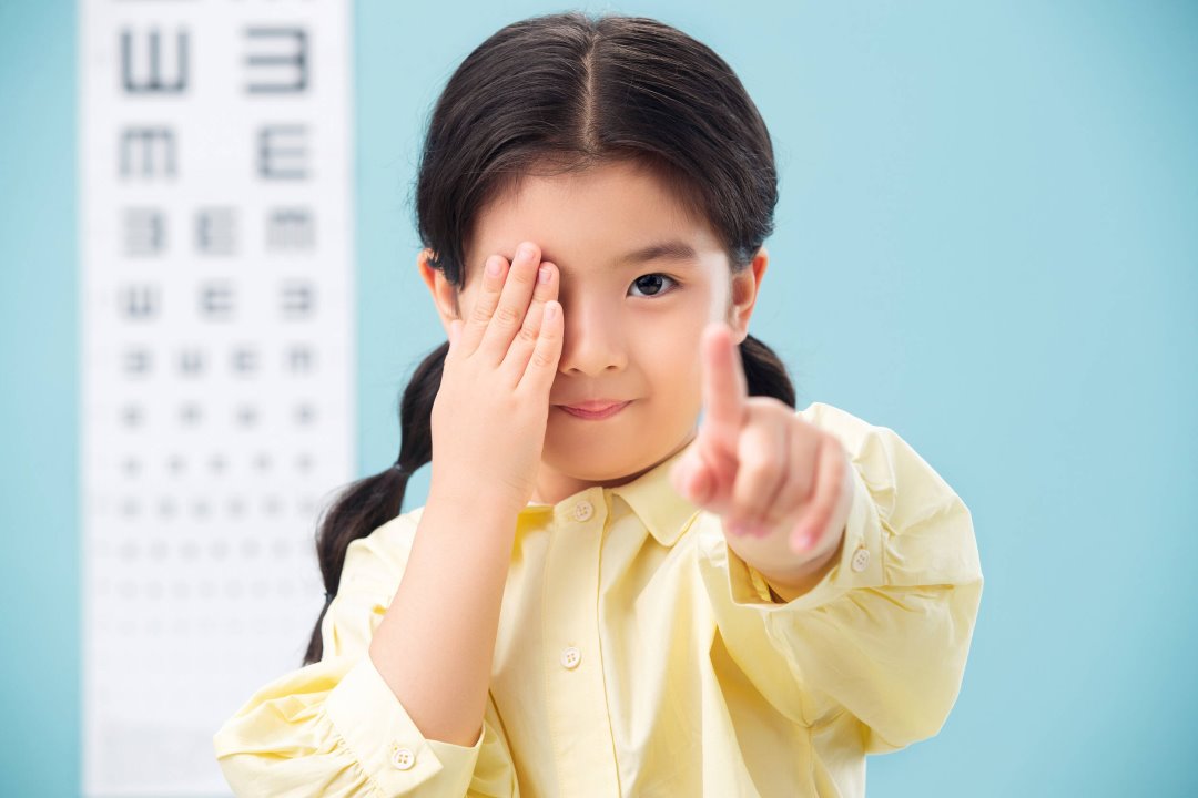 孩子眼前飘黑影、闪白光？快就医！视网膜可能“掉下来”了！